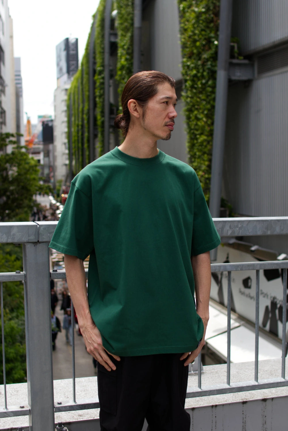 HOKKAIDOGRAPHY 179 Tシャツ（アイビーグリーン）の前面。