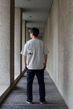 MONO TREE Tシャツ フロストグレー 男性モデル着用 バックスタイル 