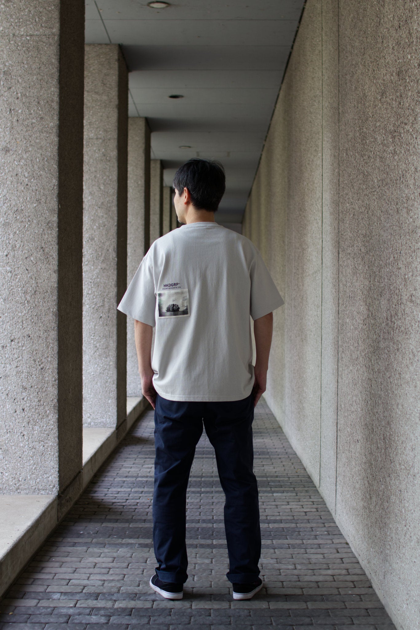 MONO TREE Tシャツ フロストグレー 男性モデル着用 バックスタイル 