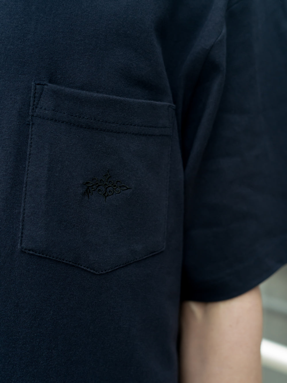 HKDGRP "POCKET LOGO" TEE