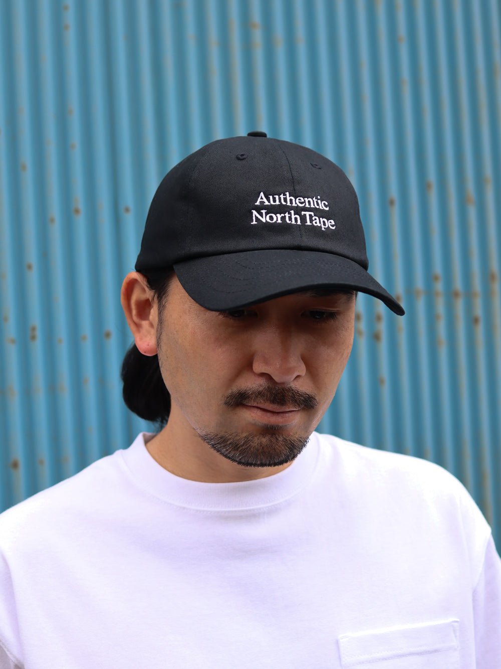 HOKKAIDOGRAPHY Authentic North Tape ロープロファイルキャップ（ブラック）。どんなスタイルにも馴染む定番の黒ツイル生地に、ブランドロゴ刺繍を施した万能なロースタイルキャップ。