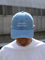 HOKKAIDOGRAPHY Authentic North Tape ロープロファイルキャップ（デニムブルー）。春夏らしい爽やかな風合いのデニム素材に「真実の北の記録」を意味する刺繍をあしらったカジュアルな帽子。