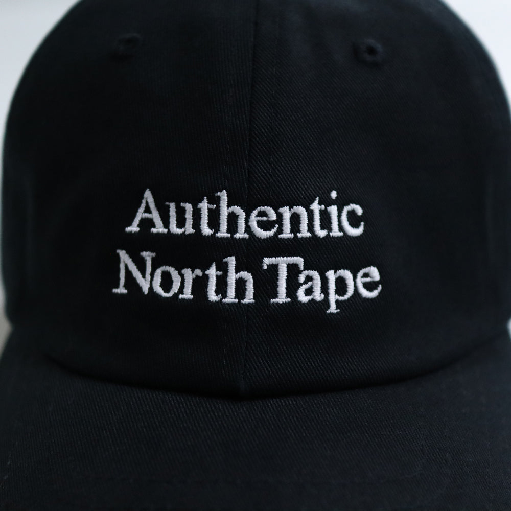 Authentic North Tapeの高密度な刺繍ロゴのアップ。糸の質感と立体感にこだわり、細部まで丁寧に仕上げたHOKKAIDOGRAPHYのクラフトマンシップ。