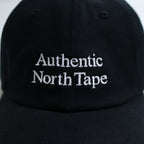 Authentic North Tapeの高密度な刺繍ロゴのアップ。糸の質感と立体感にこだわり、細部まで丁寧に仕上げたHOKKAIDOGRAPHYのクラフトマンシップ。