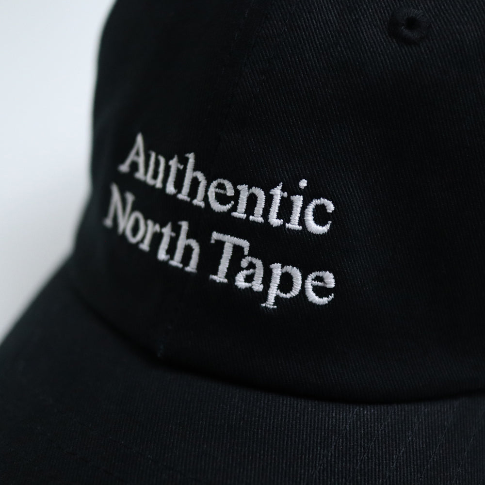 Authentic North Tapeの高密度な刺繍ロゴのアップ。糸の質感と立体感にこだわり、細部まで丁寧に仕上げたHOKKAIDOGRAPHYのクラフトマンシップ。