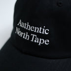 Authentic North Tapeの高密度な刺繍ロゴのアップ。糸の質感と立体感にこだわり、細部まで丁寧に仕上げたHOKKAIDOGRAPHYのクラフトマンシップ。