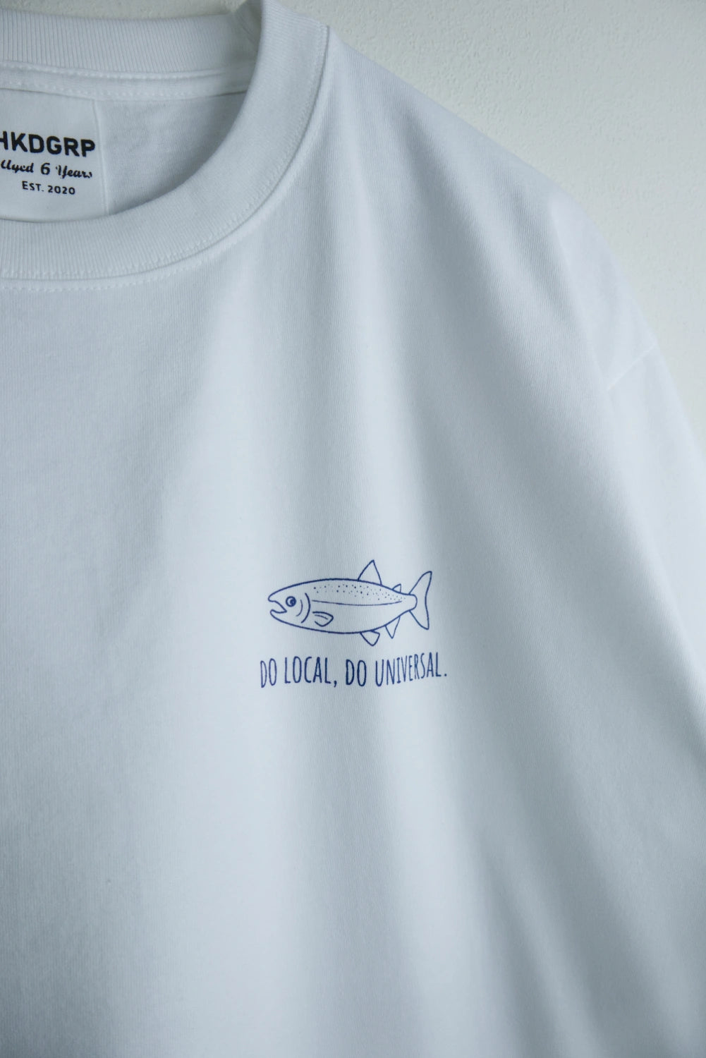 "DO LOCAL DO UNIVERSAL" TEE