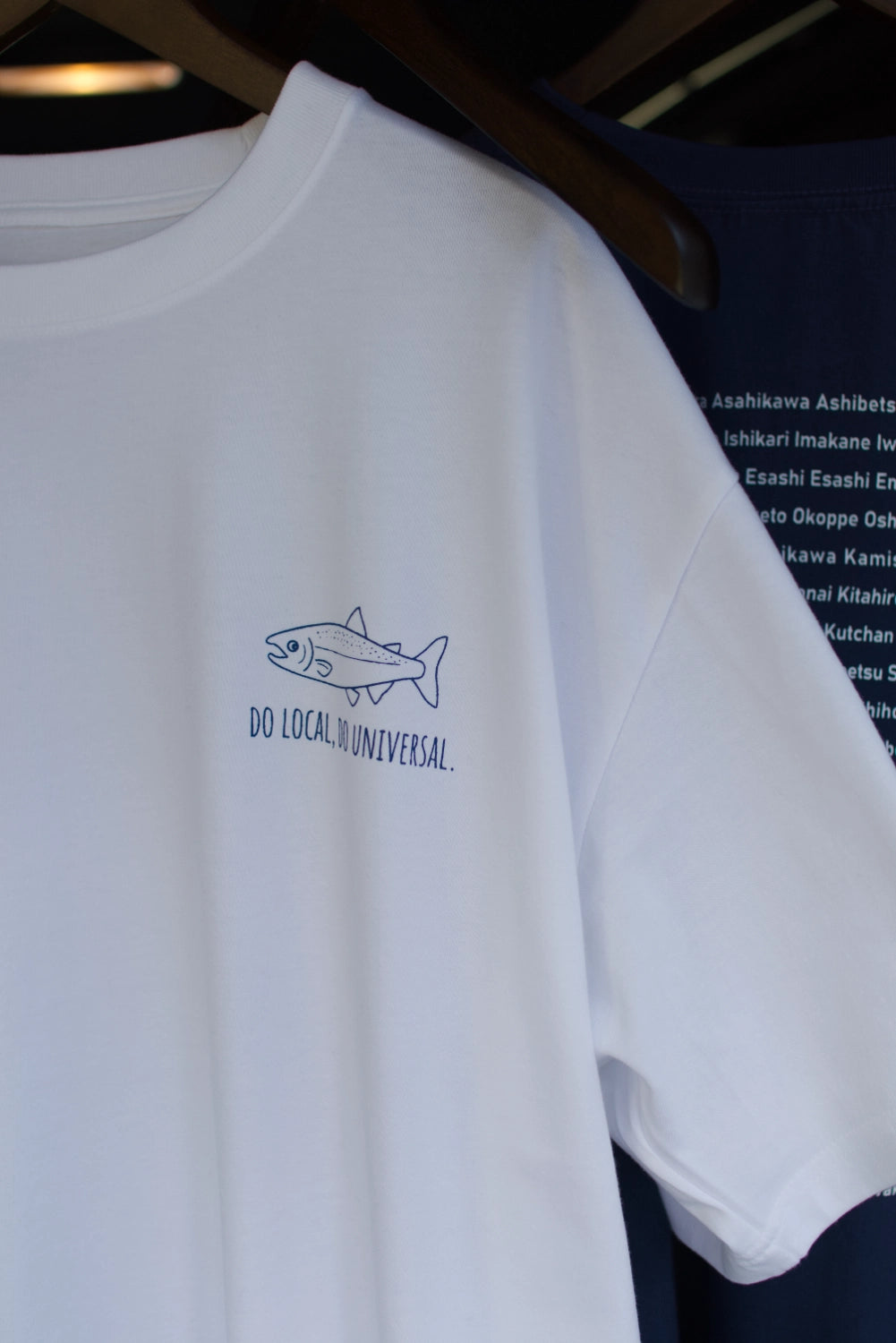 "DO LOCAL DO UNIVERSAL" TEE