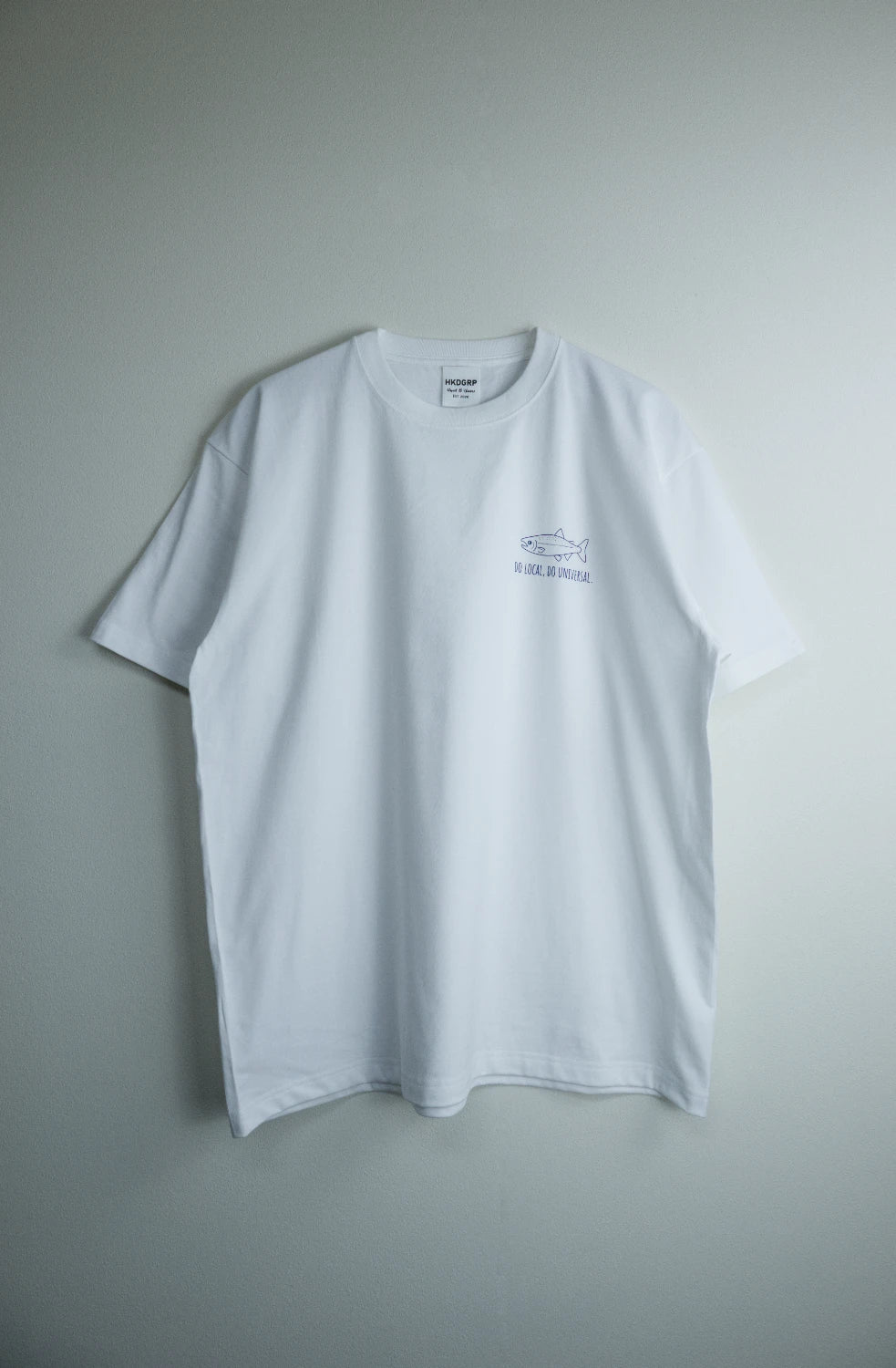 "DO LOCAL DO UNIVERSAL" TEE
