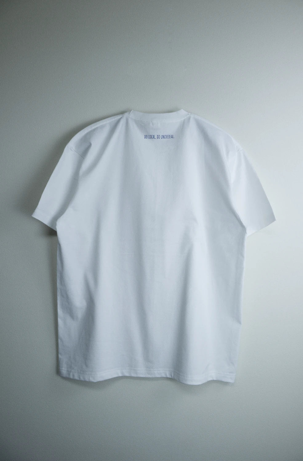 "DO LOCAL DO UNIVERSAL" TEE