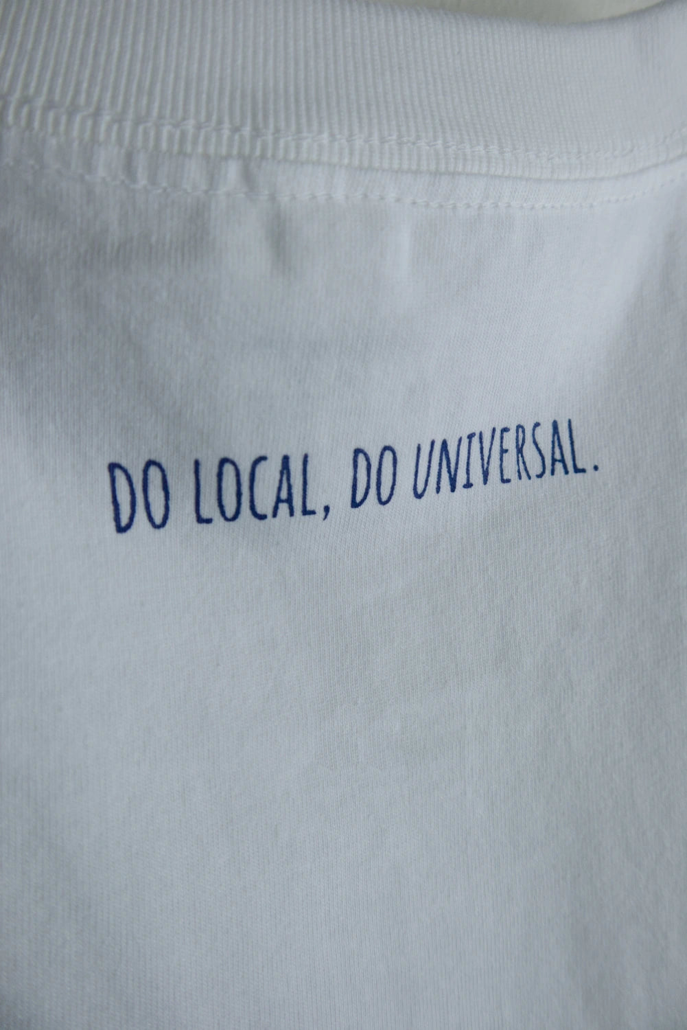 "DO LOCAL DO UNIVERSAL" TEE