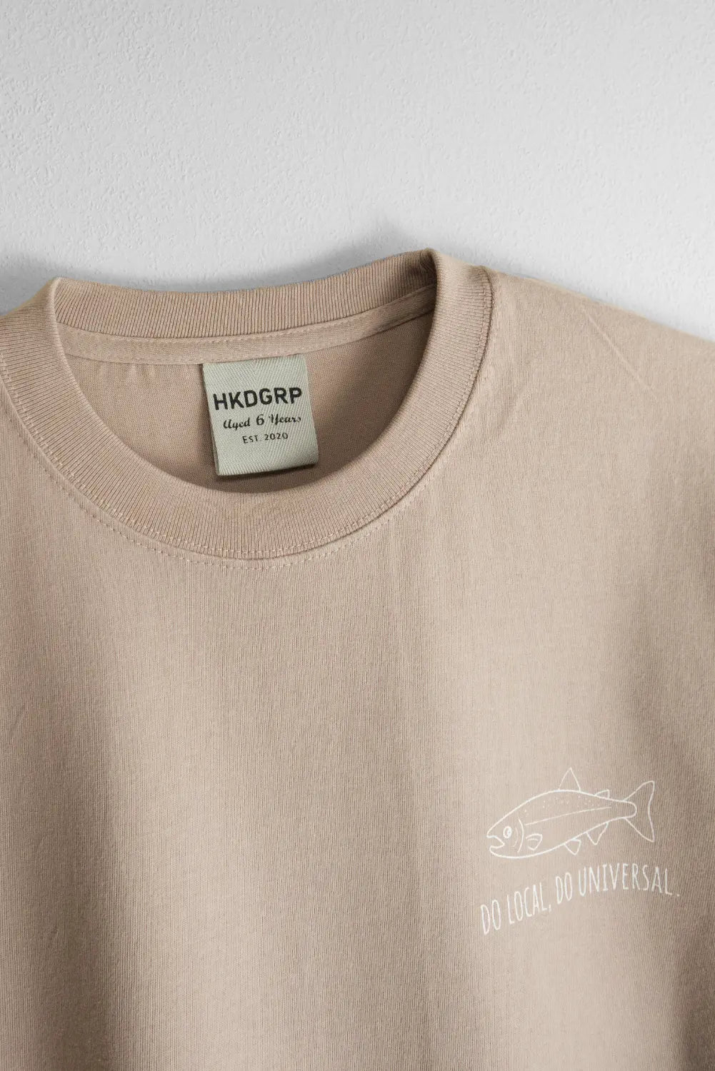"DO LOCAL DO UNIVERSAL" TEE