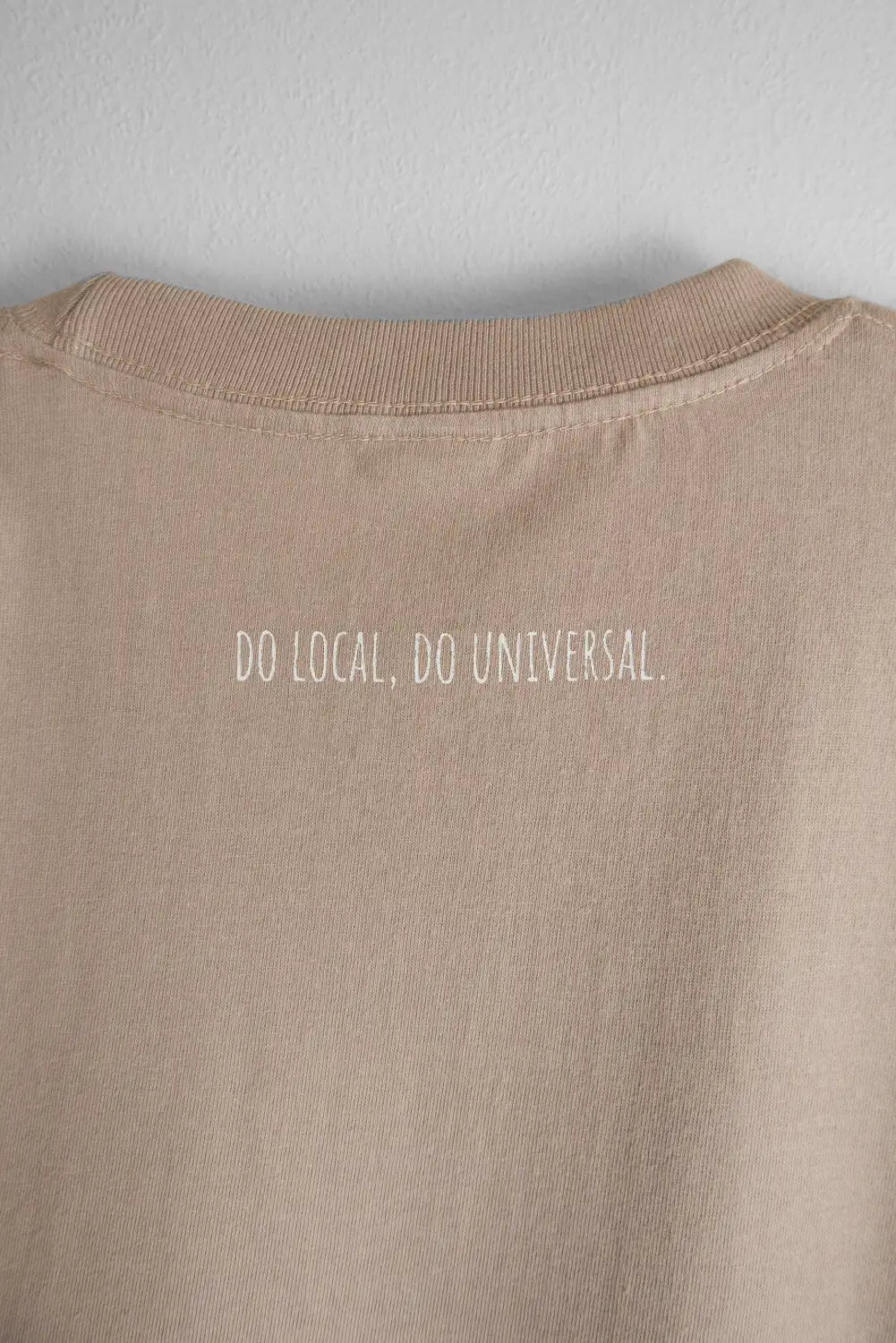"DO LOCAL DO UNIVERSAL" TEE