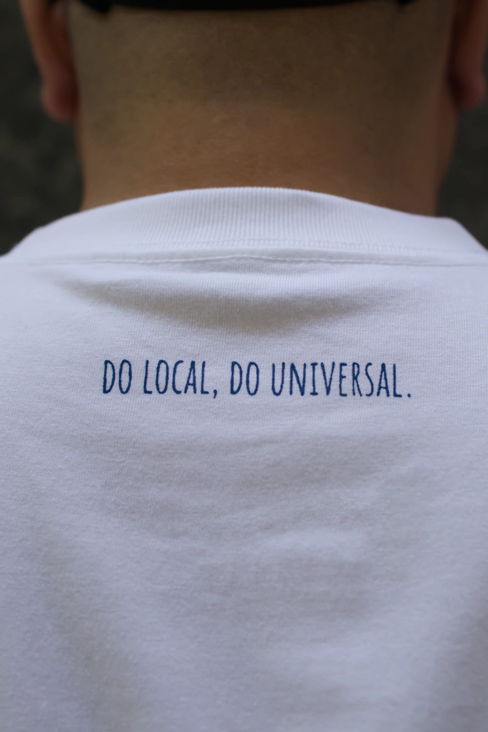 "DO LOCAL DO UNIVERSAL" TEE