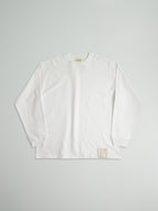 9.1oz極厚LONG SLEEVE TEE（ホワイト）の前面全体。左裾のタグが目を引くミニマルなデザイン。