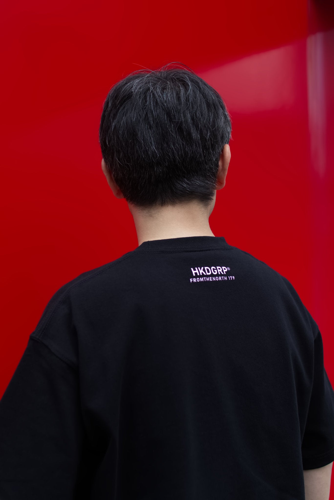 HKD Receipt Tシャツ ブラック バックスタイル 男性モデル着用 屋外