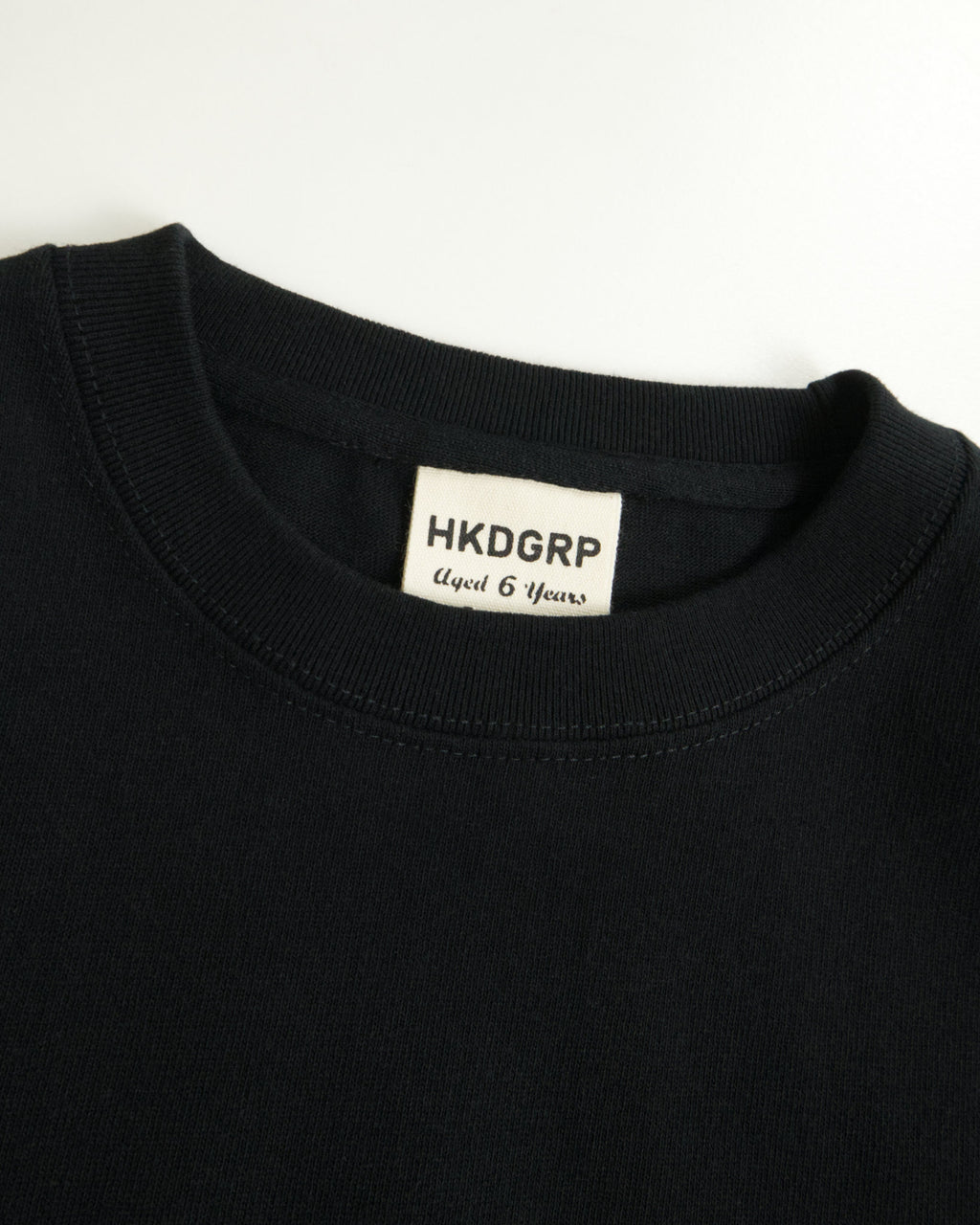 HKD Receipt Tシャツ ブラック ネックタグ クローズアップ