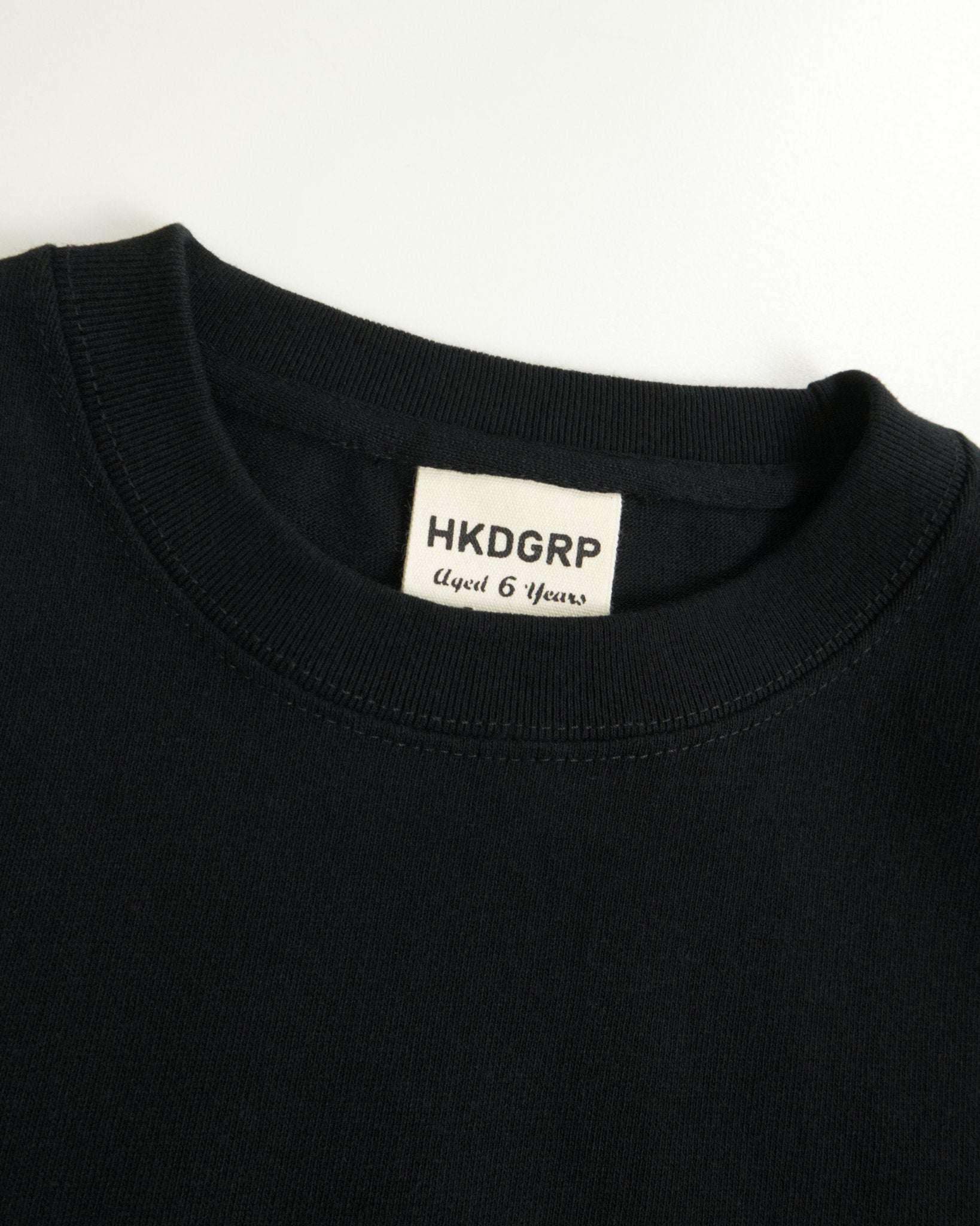 HKD Receipt Tシャツ ブラック ネックタグ クローズアップ