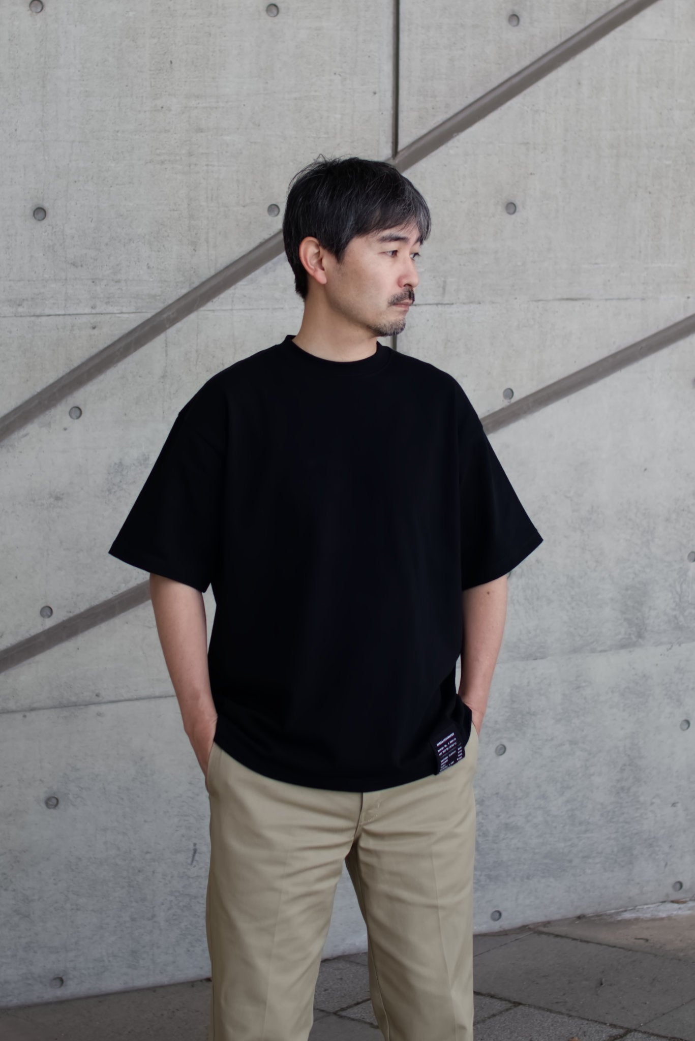 HKD Receipt Tシャツ ブラック 男性モデル着用 正面