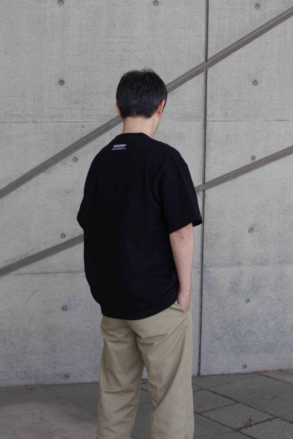 HKD Receipt Tシャツ ブラック 男性モデル着用 バックスタイル