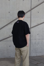 HKD Receipt Tシャツ ブラック 男性モデル着用 バックスタイル