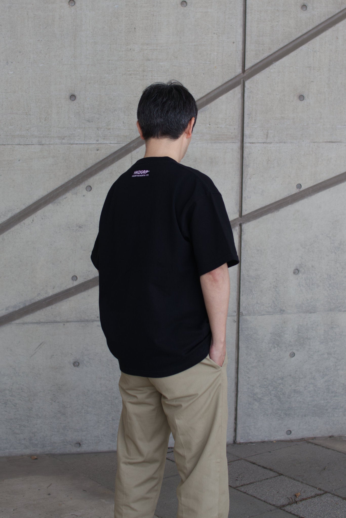 HKD Receipt Tシャツ ブラック 男性モデル着用 バックスタイル
