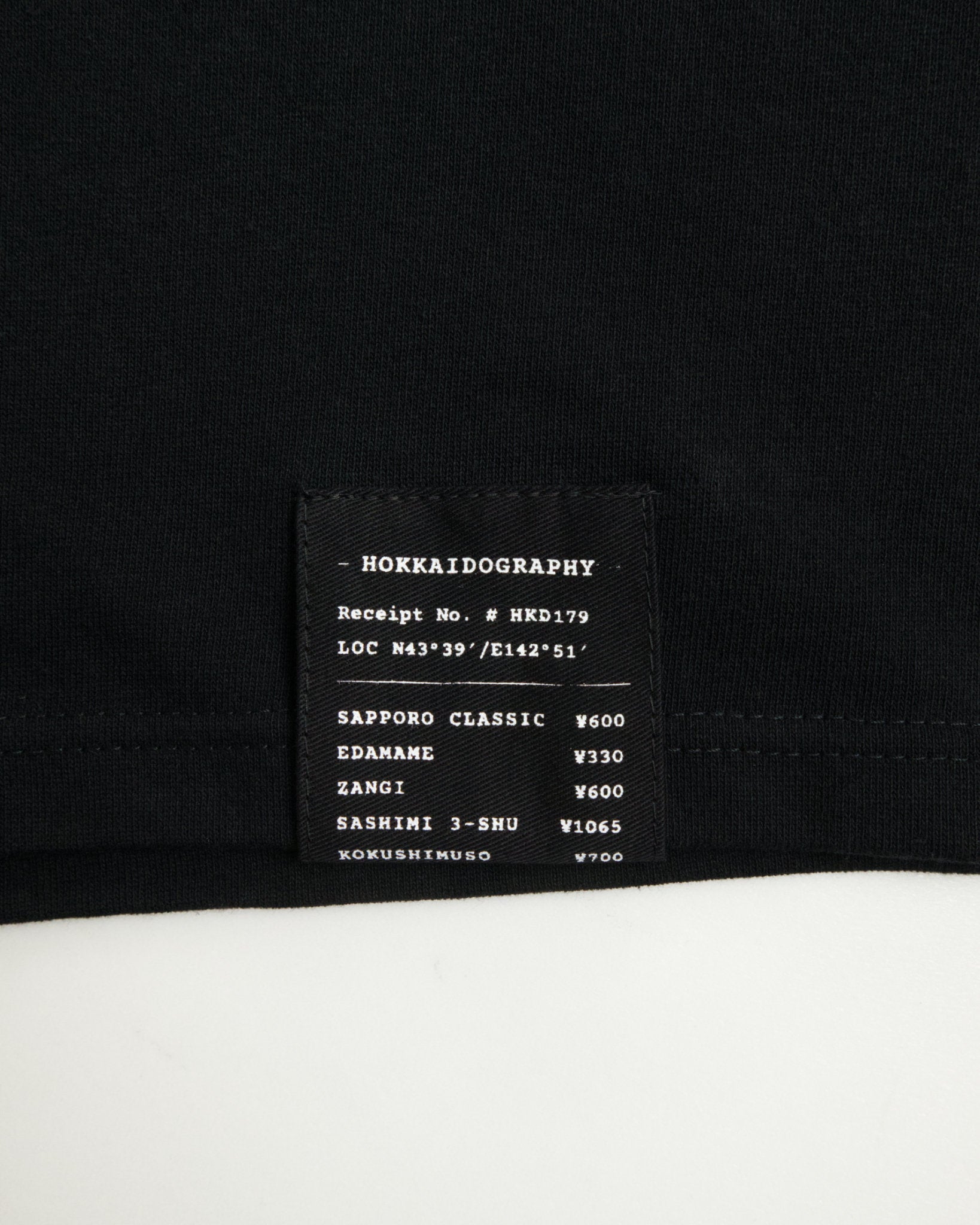 HKD Receipt Tシャツ ブラック レシートタグ 全体 クローズアップ