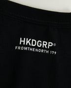 HKD Receipt Tシャツ ブラック バックネック HKDGRPロゴ クローズアップ