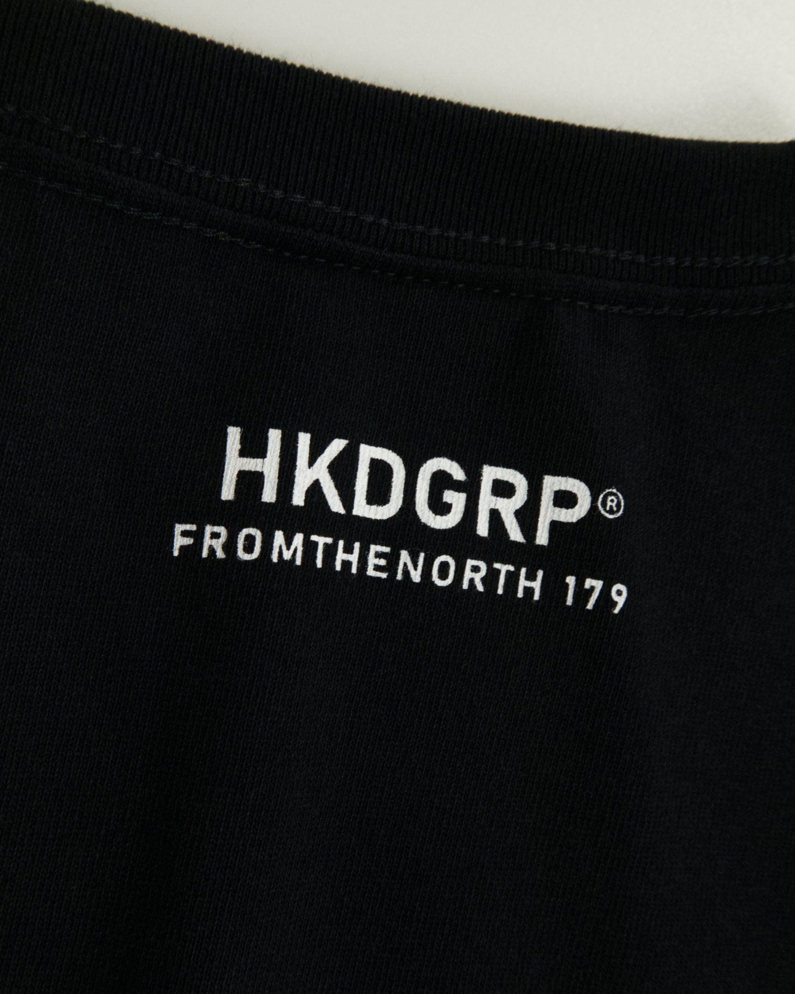 HKD Receipt Tシャツ ブラック バックネック HKDGRPロゴ クローズアップ