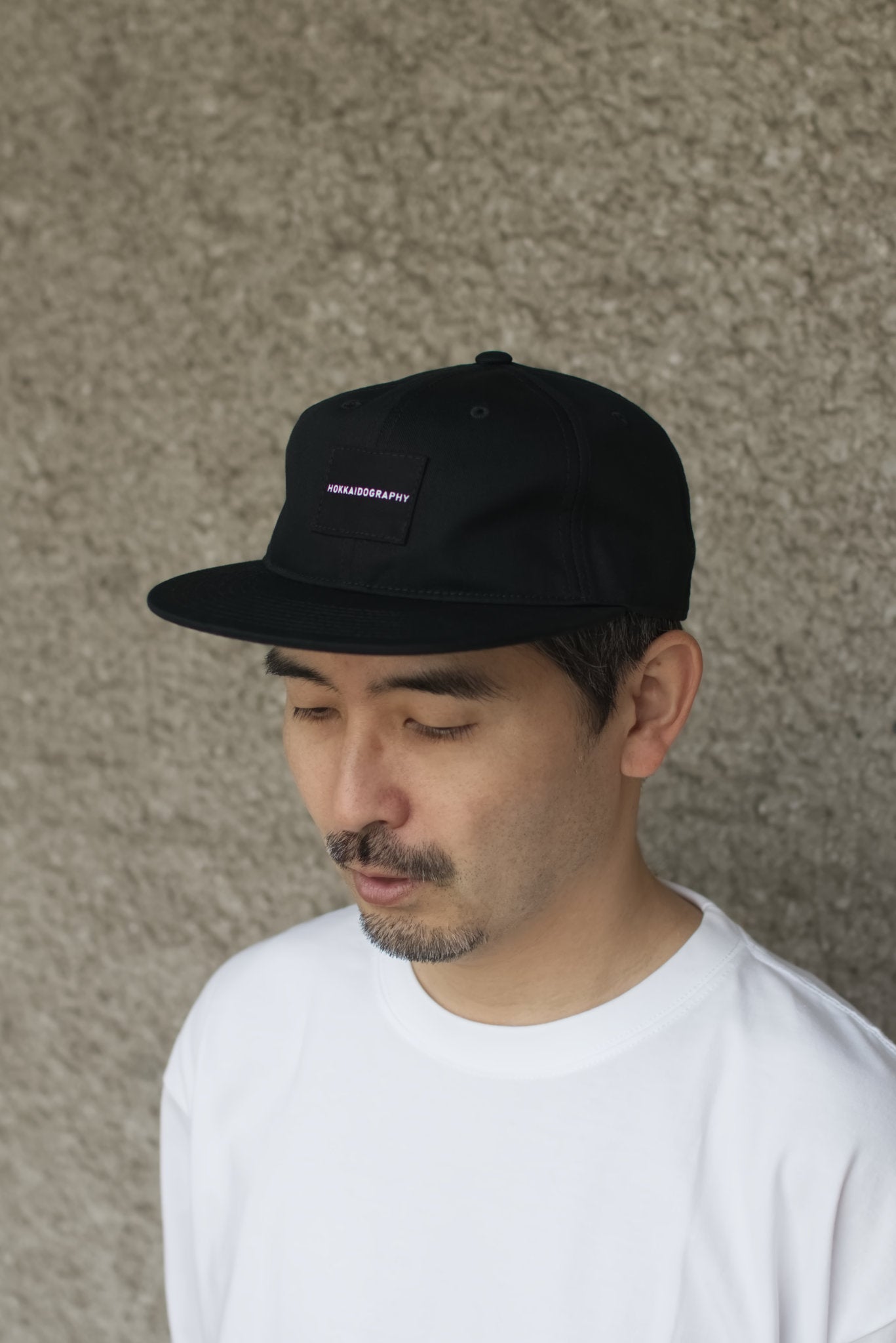 HOKKAIDOGRAPHY RETRO キャップ ブラック 男性モデル着用 正面