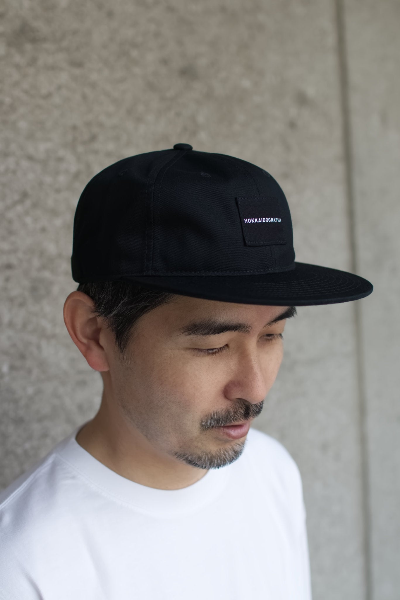 HOKKAIDOGRAPHY RETRO キャップ ブラック 男性モデル着用 サイド 右向き