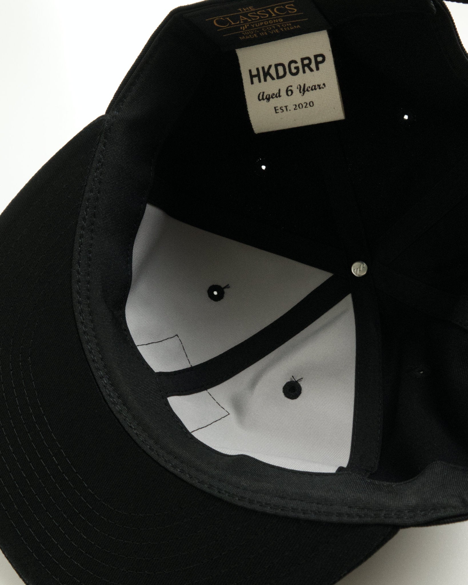 HOKKAIDOGRAPHY RETRO キャップ ブラック HKDレシートタグ クローズアップ