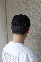 HOKKAIDOGRAPHY RETRO キャップ ブラック 男性モデル着用 バックスタイル 屋外