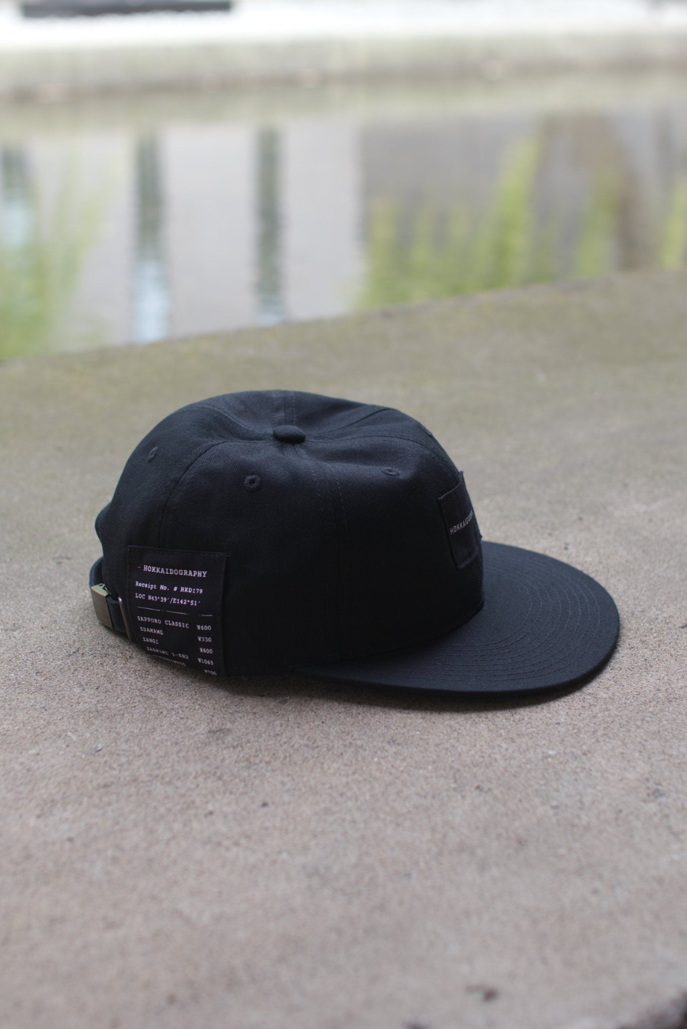 HOKKAIDOGRAPHY RETRO キャップ ブラック HKDレシートタグ 装着 サイドビュー