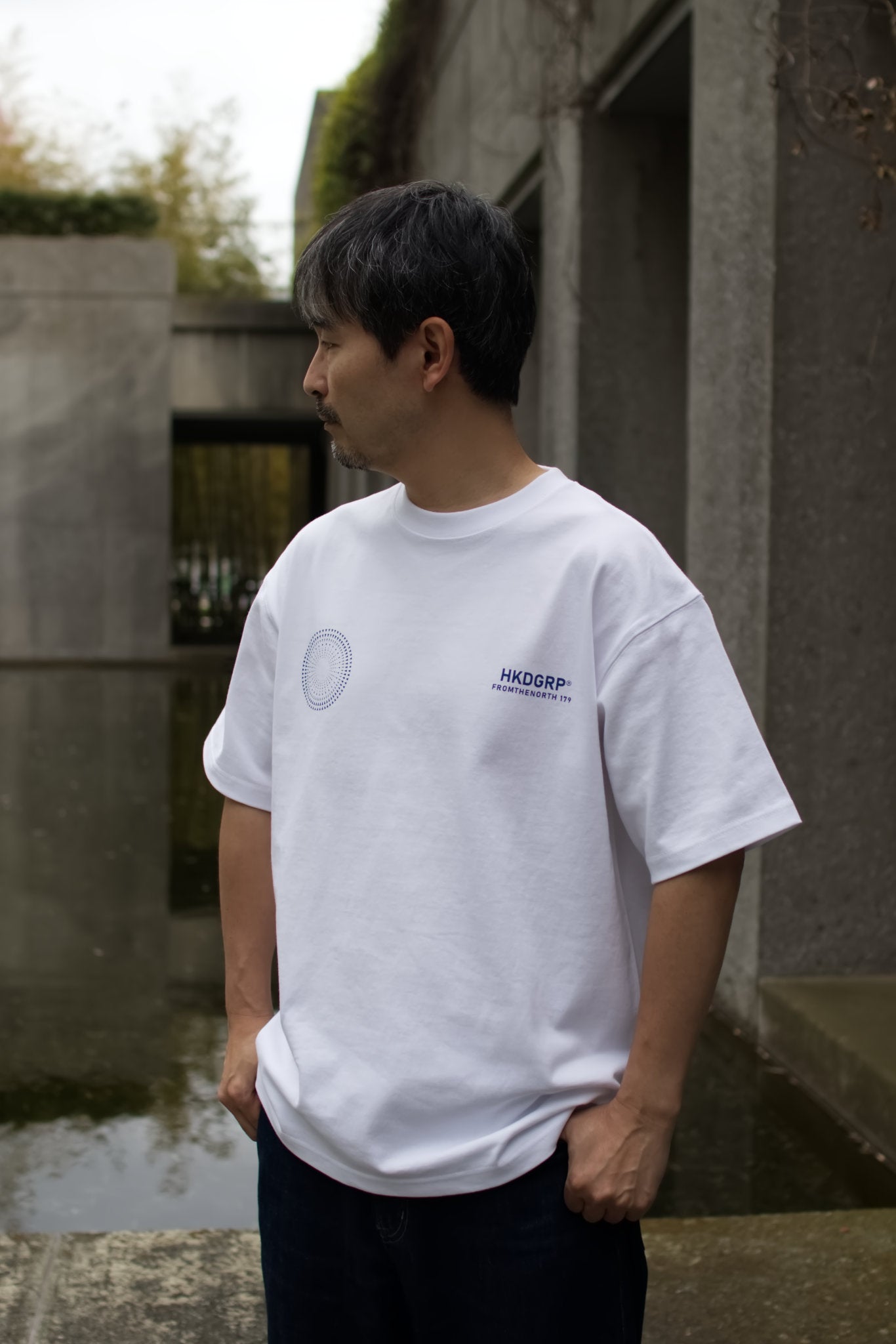 HOKKAIDOGRAPHYのICE LIGHT Tシャツ ホワイト着用 男性モデル 全身 屋外