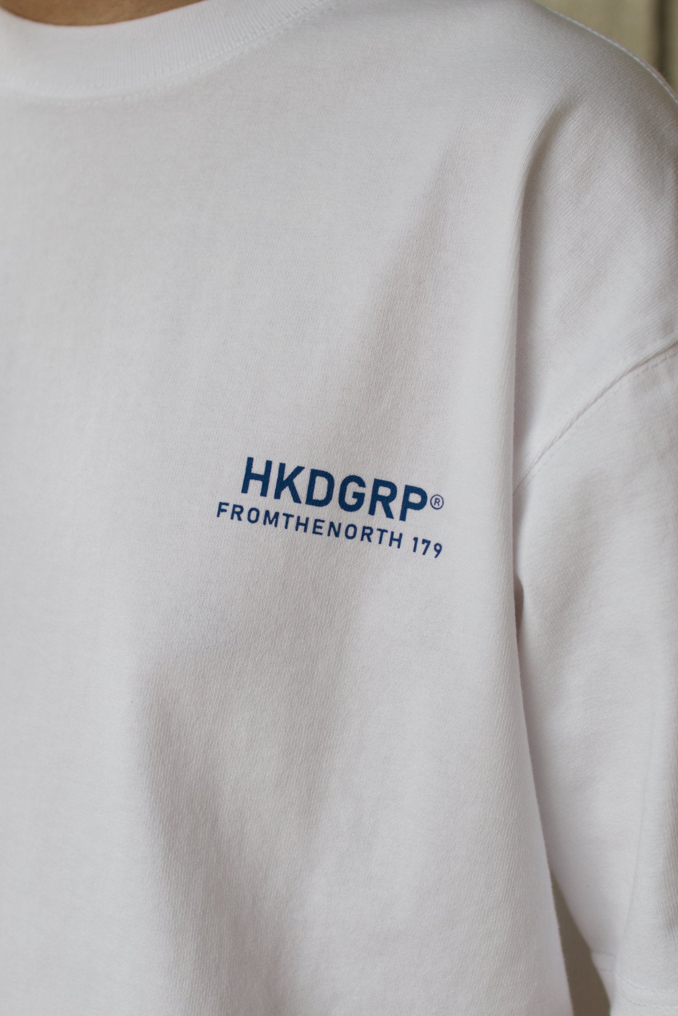 ICE LIGHT Tシャツ 左胸 HKDGRPロゴ 刺繍 クローズアップ ホワイト