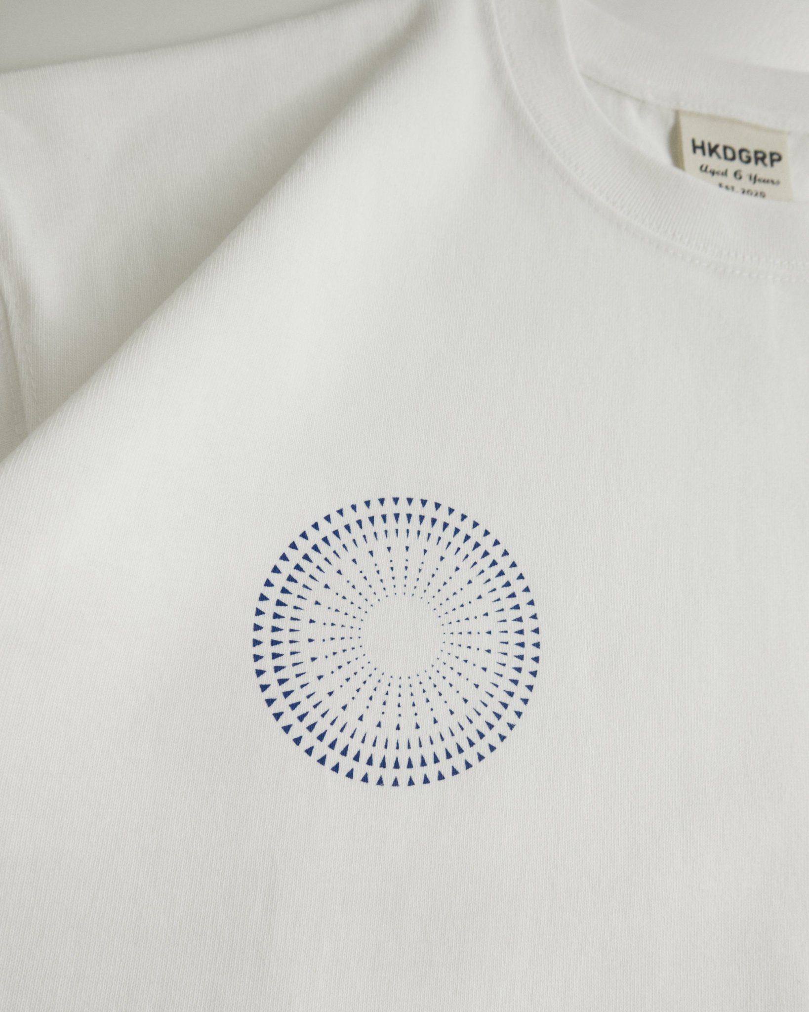 ICE LIGHT Tシャツ ホワイト フロント 平置き HKDGRPロゴ・円形ロゴ