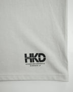 MONO TREE Tシャツ フロストグレー 左裾 HKDロゴ クローズアップ