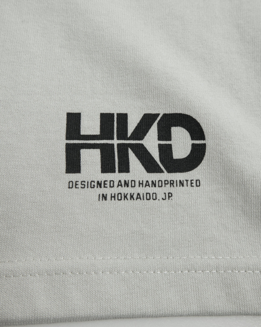 MONO TREE Tシャツ フロストグレー フロント HKDロゴ クローズアップ