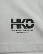MONO TREE Tシャツ フロストグレー フロント HKDロゴ クローズアップ