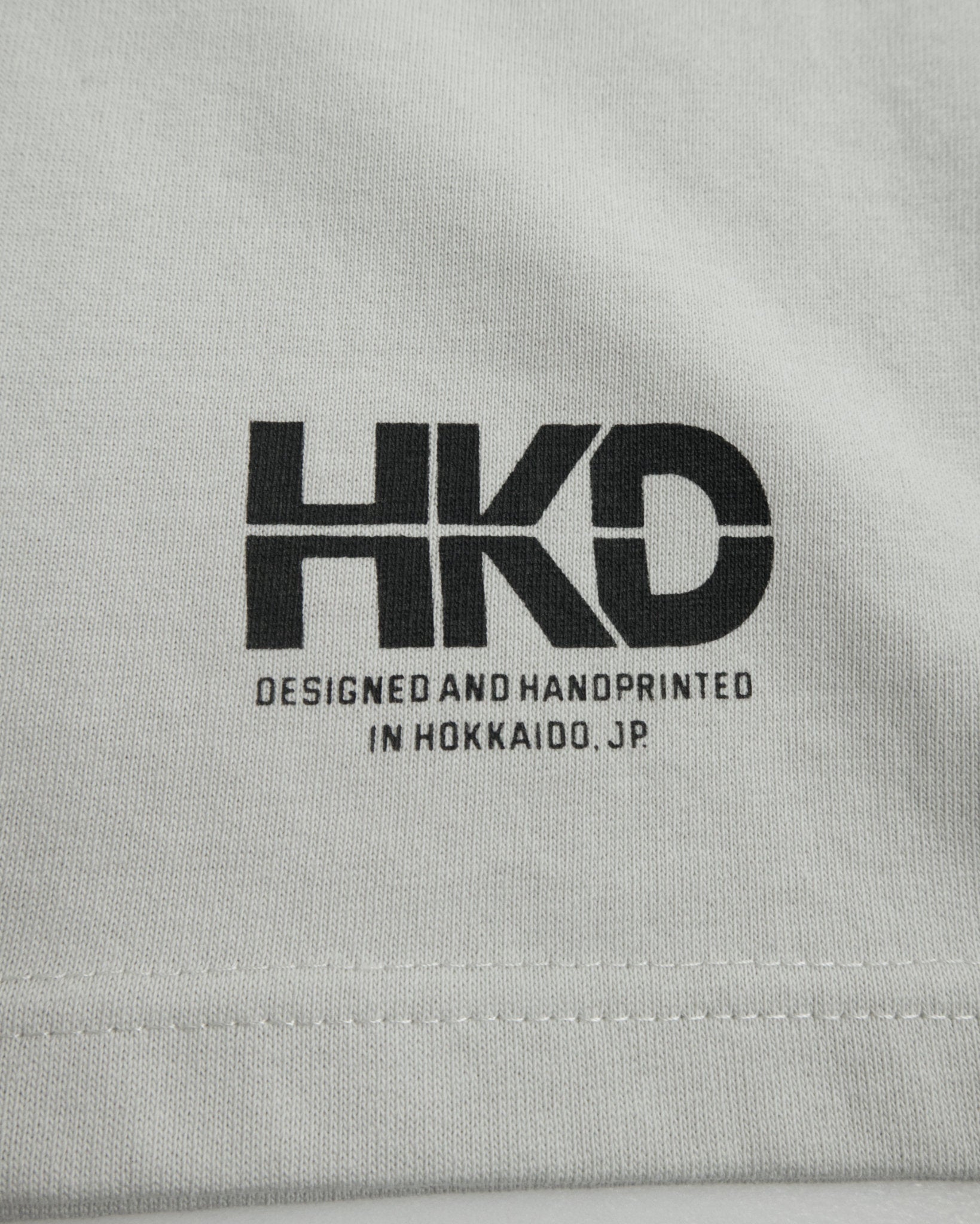 MONO TREE Tシャツ フロストグレー フロント HKDロゴ クローズアップ