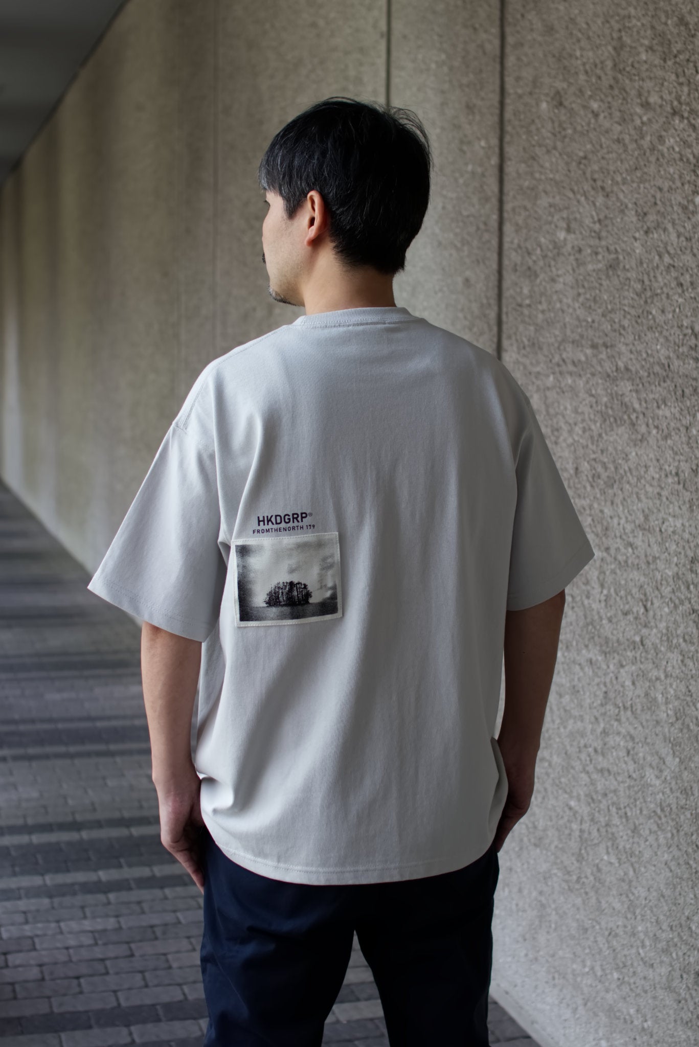 MONO TREE Tシャツ フロストグレー 男性モデル着用 バックスタイル 屋外