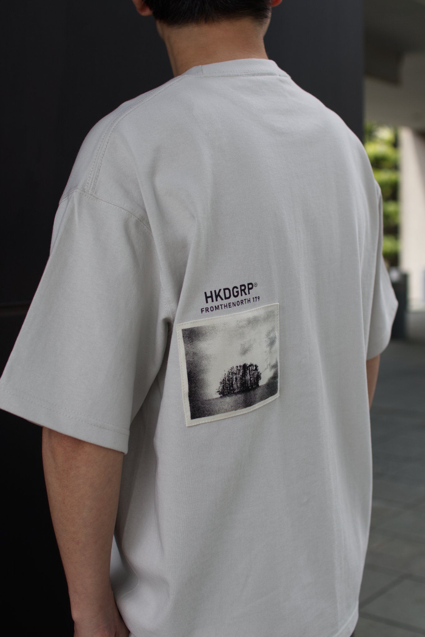 MONO TREE Tシャツ フロストグレー 男性モデル着用 正面 屋外