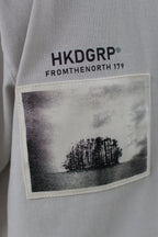 MONO TREE Tシャツ フロストグレー バック HKDGRPロゴ ピクチャーフレーム クローズアップ
