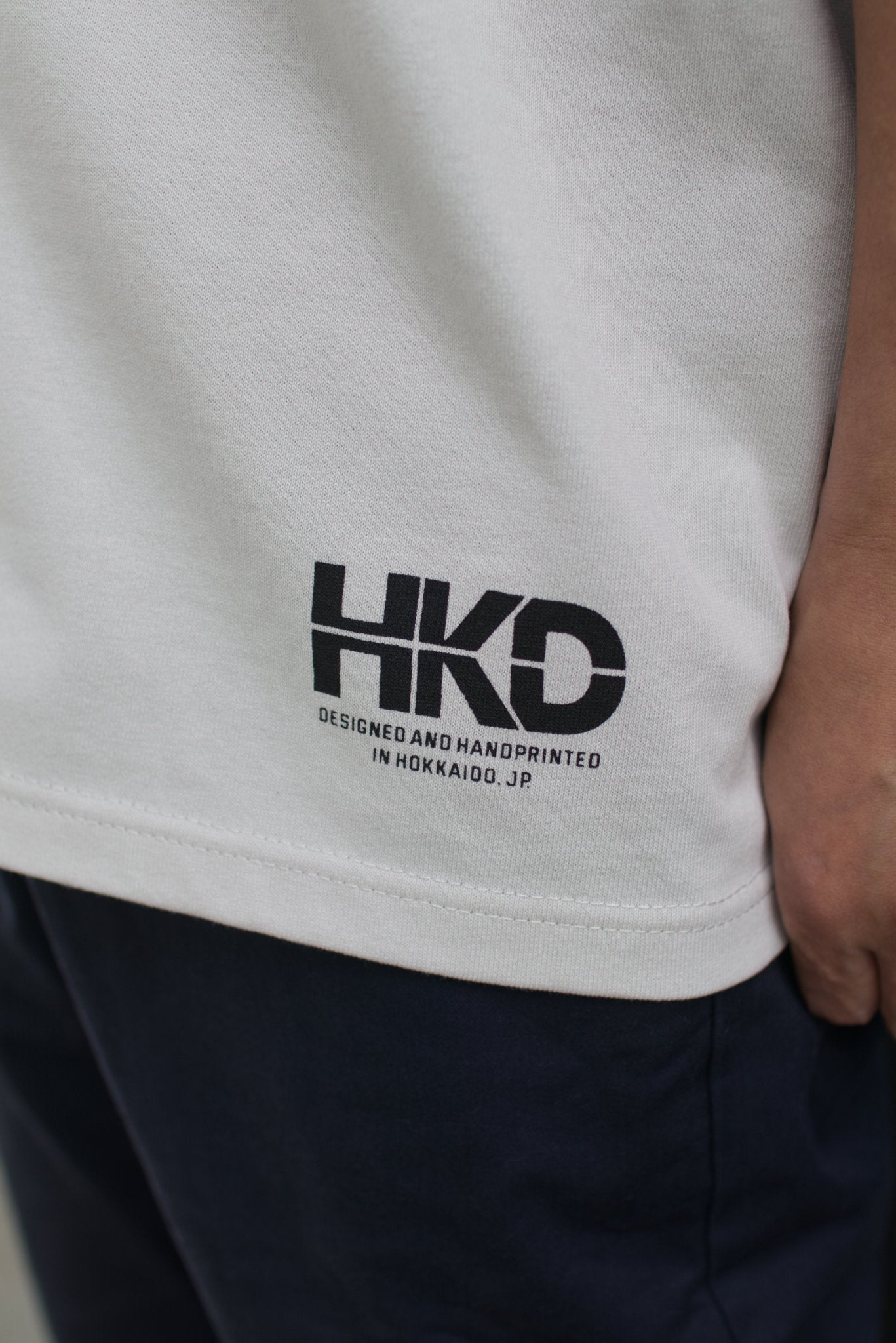 MONO TREE Tシャツ フロストグレー 左裾 HKDオリジナルラベル クローズアップ