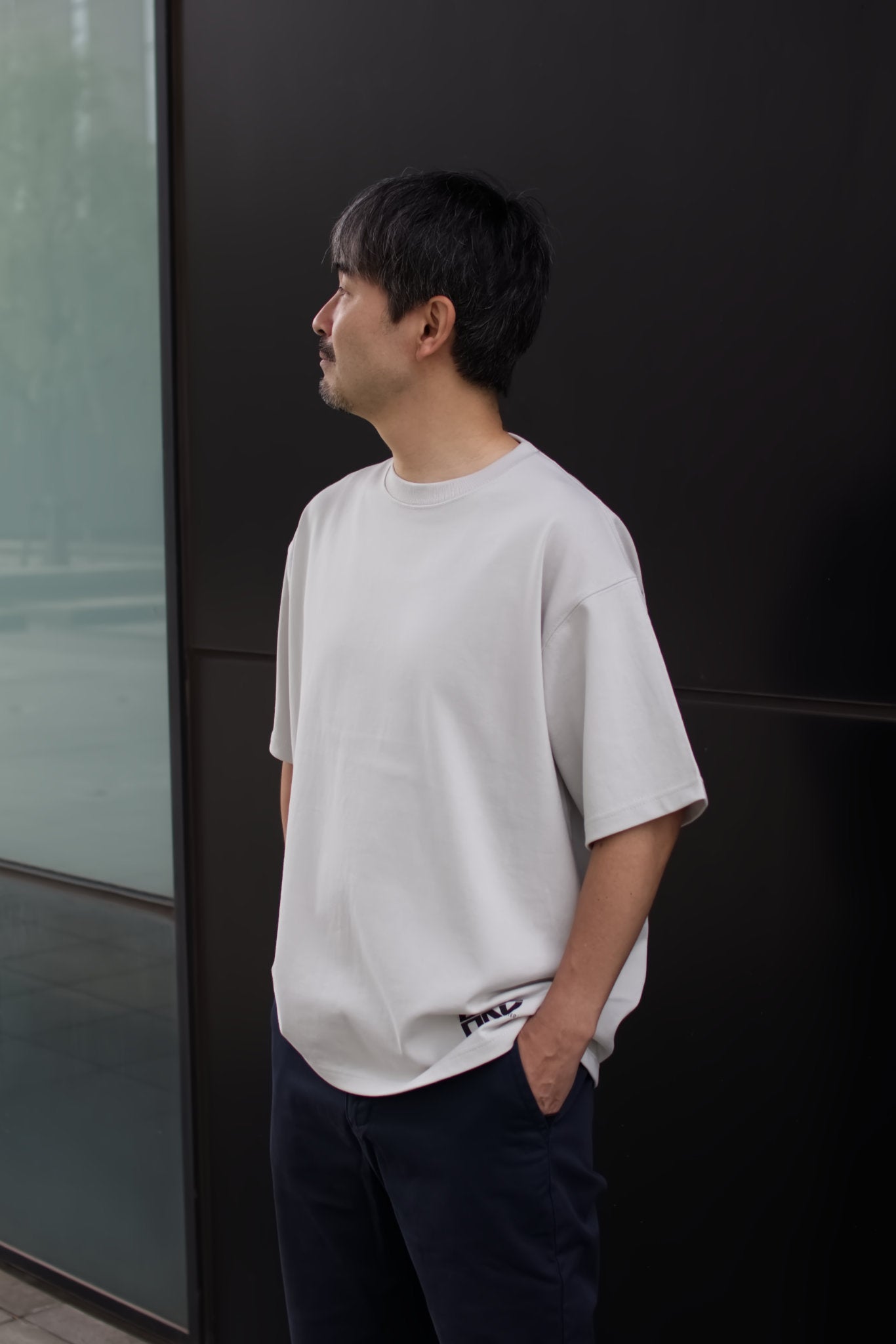 MONO TREE Tシャツ フロストグレー 男性モデル着用 正面 