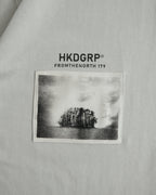 MONO TREE Tシャツ フロストグレー バック HKDGRPロゴ ピクチャーフレーム 平置き クローズアップ