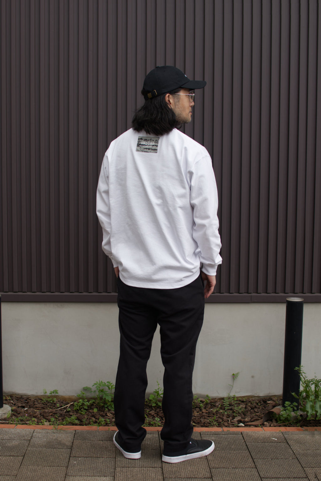 ホワイトの9.1oz極厚ロンTを着用した男性モデルの背面。首元の白樺（White Birch）タグがアクセントになるデザイン。