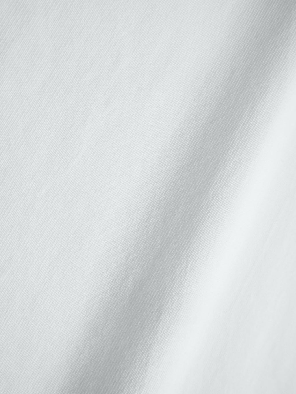 ホワイト生地の表面。しっかりとした厚みがあり、透けにくい高品質な天竺素材。