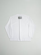 ホワイトのLONG SLEEVE TEE背面全体。バックネックに配置された白樺模様のブランドタグ。